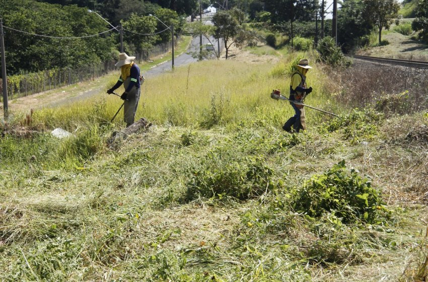 OBRAS REALIZA SERVIÇOS DE ROÇAGEM NESTA QUARTA-FEIRA