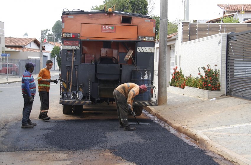 OBRAS REALIZA OPERAÇÃO TAPA-BURACOS NO JARDIM FLORIANÓPOLIS