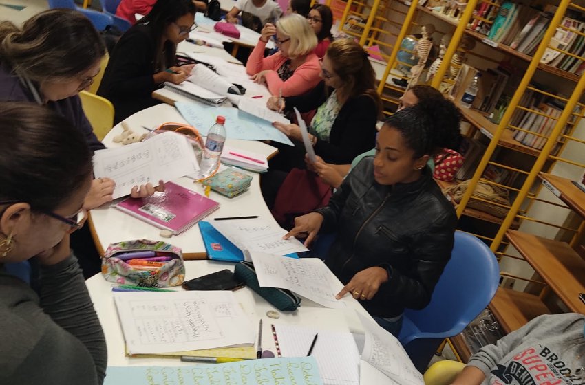 PROFESSORES MUNICIPAIS RECEBEM FORMAÇÃO COM FOCO NA ALFABETIZAÇÃO DOS ALUNOS