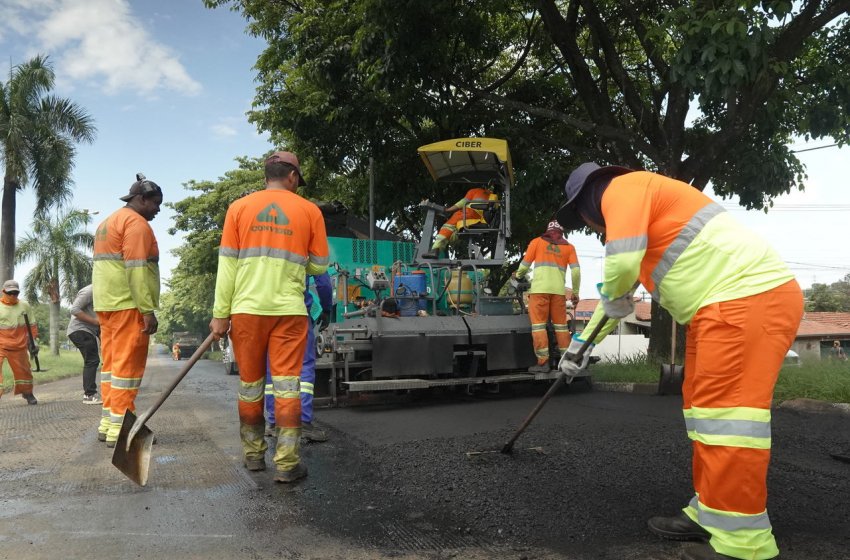 PREFEITURA INICIA APLICAÇÃO DE MASSA ASFÁLTICA NA AVENIDA LUCIANO POLTRONIERI
