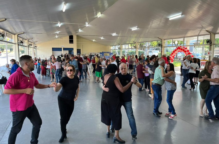 BAILE DA TERCEIRA IDADE COMEMOROU O DIA DAS MÃES