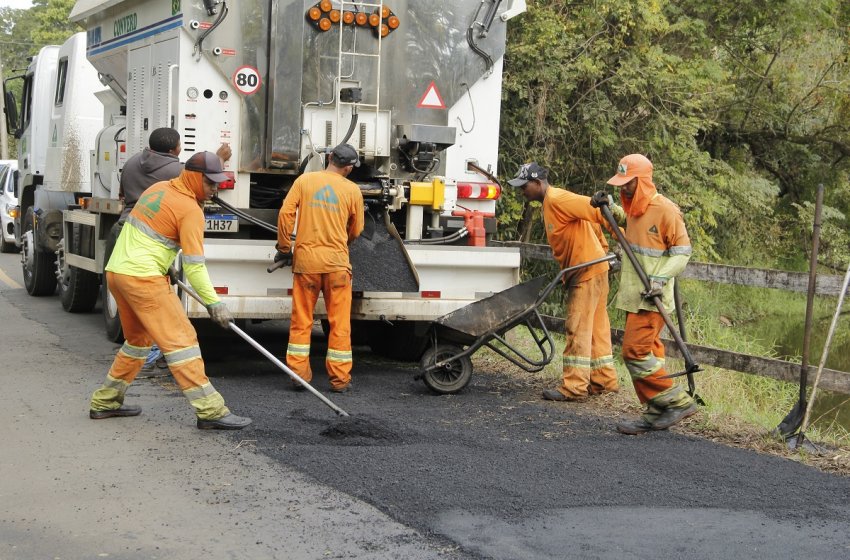 OBRAS REALIZA OPERAÇÃO TAPA-BURACOS NA ESTRADA DO TANQUINHO    