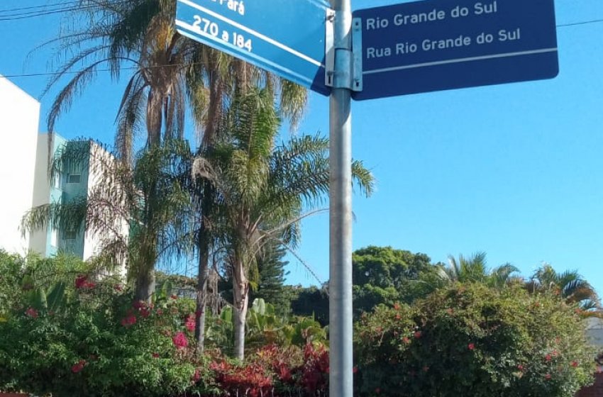 MOBILIDADE URBANA REALIZA SERVIÇO DE MANUTENÇÃO DE PLACAS DE NOMES DE RUA