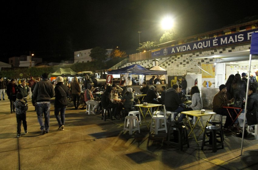 HOJE TEM FEIRA NOTURNA COM APRESENTAÇÃO DE JAZZ