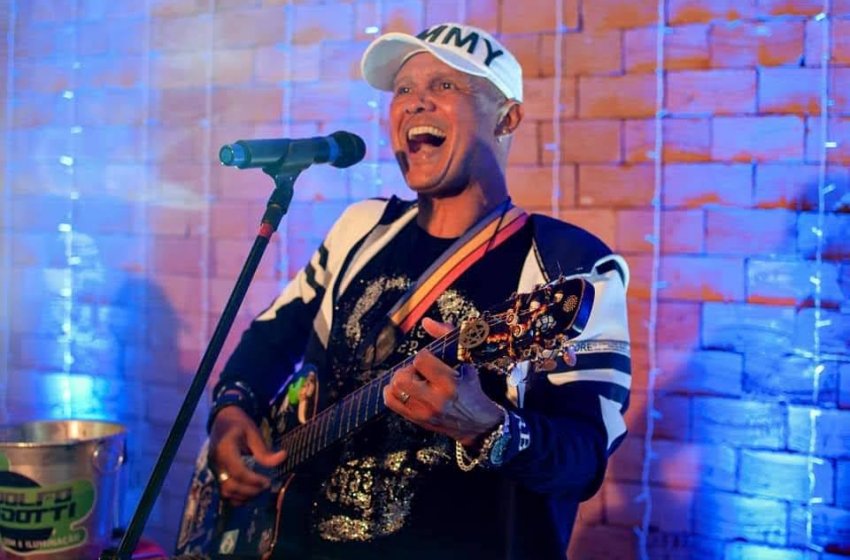 FEIRA NOTURNA RECEBE O SHOW DE DINHO ANICETO