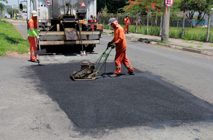 OBRAS REALIZA OPERAÇÃO TAPA-BURACOS NOS BAIRROS SILVIO RINALDI E NASSIF 