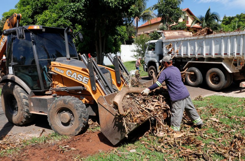 PREFEITURA REALIZA SERVIÇO DE RETIRADA DE ENTULHO E GALHOS 