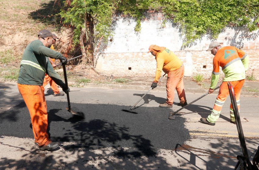 PREFEITURA REALIZA SERVIÇO DE TAPA-BURACOS HOJE