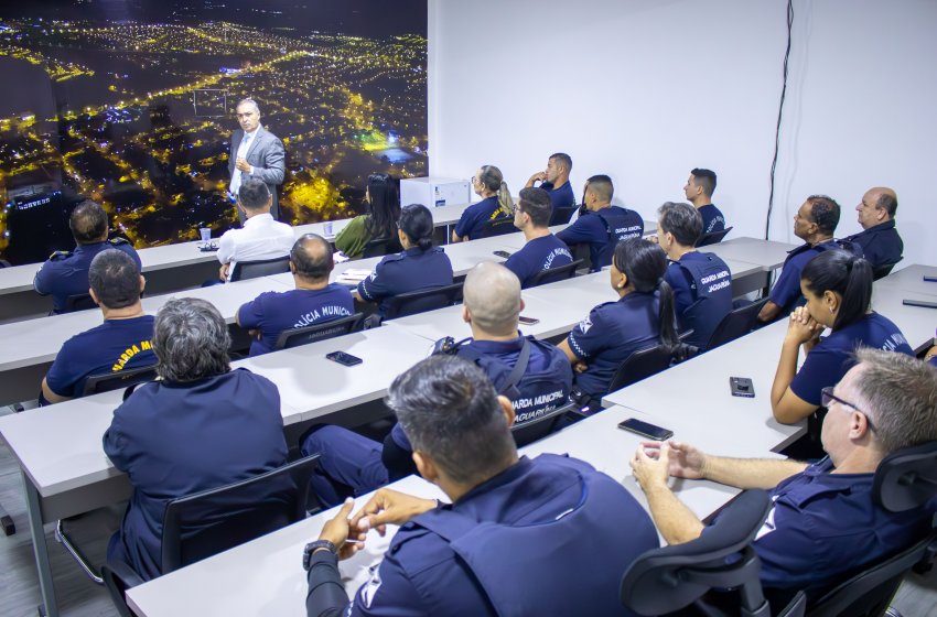 GUARDAS MUNICIPAIS PARTICIPAM DE PALESTRA COM PROMOTOR DO GAECO 