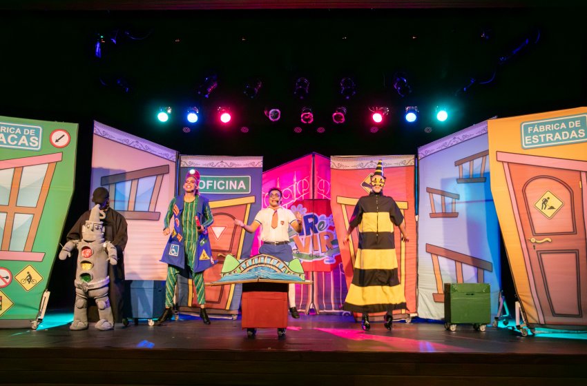 ALUNOS DA REDE MUNICIPAL DE JAGUARIÚNA PARTICIPAM DE PEÇA TEATRAL SOBRE EDUCAÇÃO NO TRÂNSITO