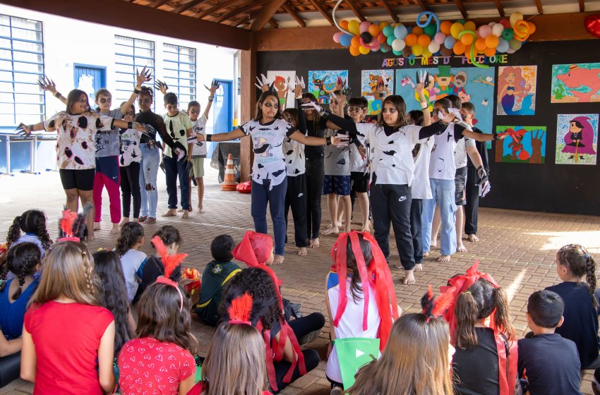 ESCOLA MUNICIPAL 'ÂNGELO BIZZO' PROMOVE ATIVIDADES SOBRE FOLCLORE BRASILEIRO