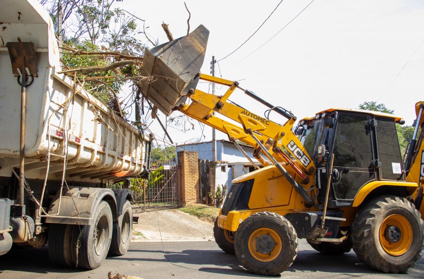 PREFEITURA REALIZA SERVIÇOS DE CATA-ENTULHO NESTA TERÇA