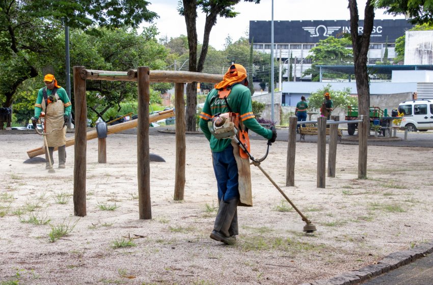 PREFEITURA REALIZA SERVIÇOS DE ROÇAGEM EM VÁRIOS LOCAIS NESTA QUINTA