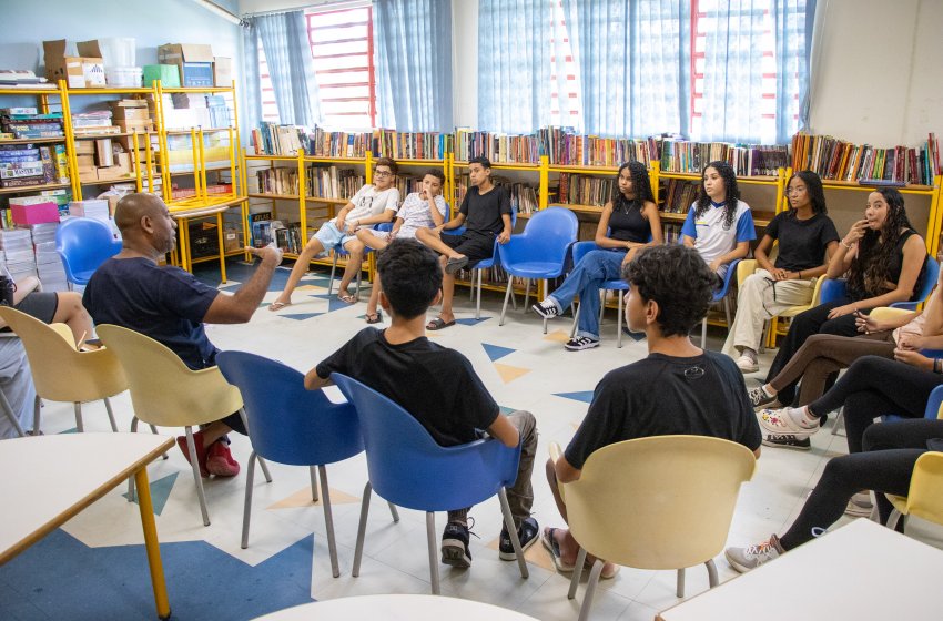 JAGUARIÚNA REFORÇA PREVENÇÃO À GRAVIDEZ NA ADOLESCÊNCIA COM RODA DE CONVERSA EM ESCOLA