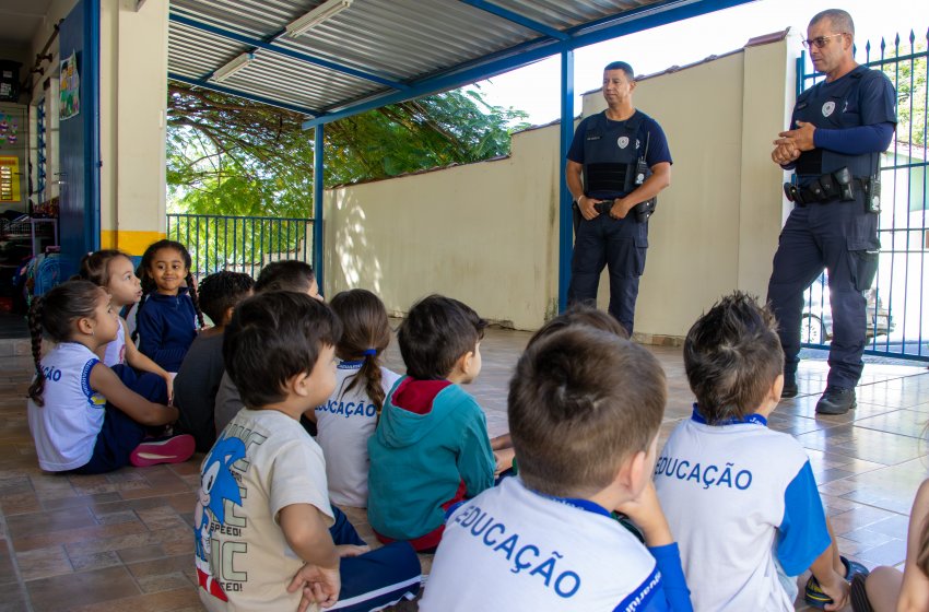 ALUNOS DA EMEI JARDIM ENCANTADO TÊM PALESTRA SOBRE SEGURANÇA NO TRÂNSITO