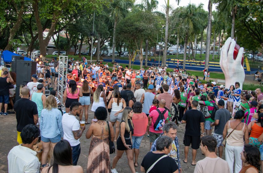 PROJETO SAMBA NO PARQUE LEVA MÚSICA E ANIMAÇÃO À PRAÇA DO AMOR 