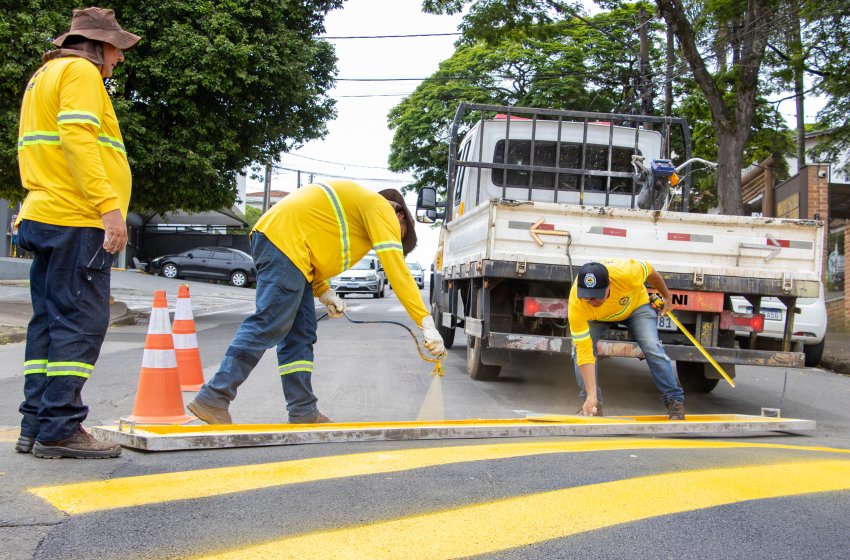 MOBILIDADE URBANA REALIZA PINTURA DE SINALIZAÇÃO DE SOLO 
