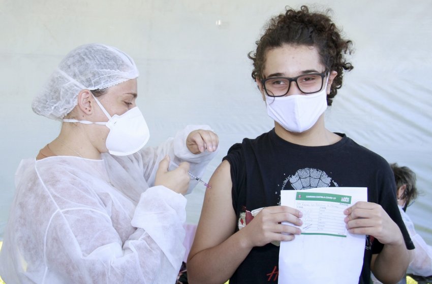 ADOLESCENTES COMEMORAM VACINAÇÃO CONTRA A COVID EM JAGUARIÚNA