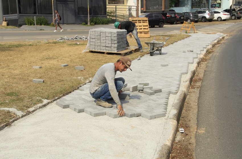 PREFEITURA DE JAGUARIÚNA TROCA PISO DA PRAÇA DOS FERROVIÁRIOS, NO CENTRO 