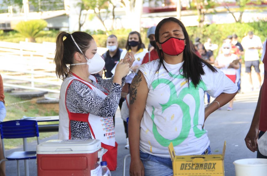 LORENA DOS SANTOS VENCEU O MEDO DA AGULHA E RESPIROU ALIVIADA.