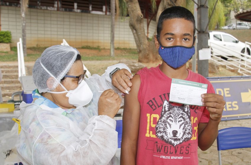 JAGUARIÚNA APLICA A PRIMEIRA DOSE DA VACINA CONTRA O CORONAVÍRUS EM MAIORES DE 12 ANOS