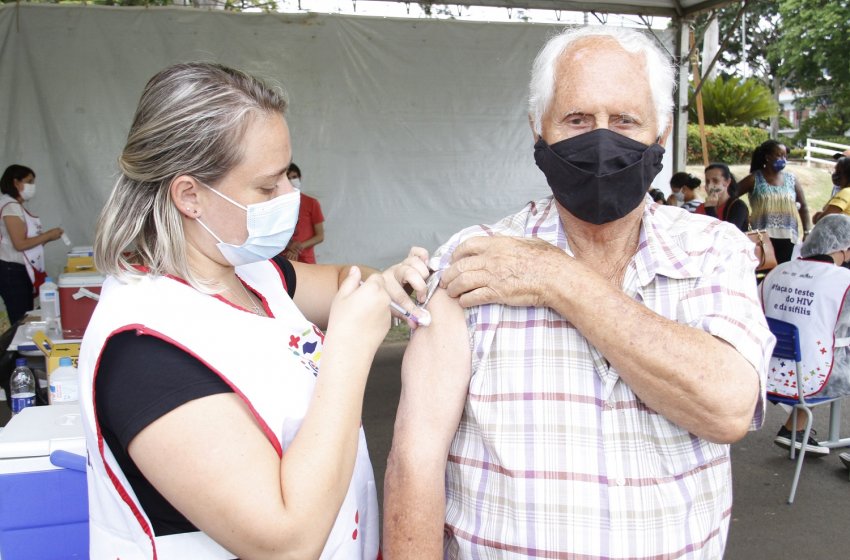 JAGUARIÚNA APLICA PRIMEIRA, SEGUNDA E TERCEIRA DOSES DA VACINA CONTRA O CORONAVÍRUS NESTA SEMANA